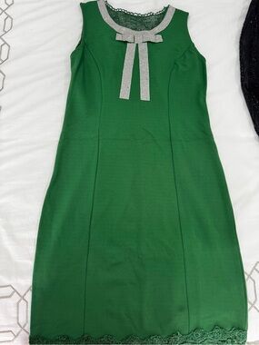 Green Sleeveless Midi Dress with Rhinestone Bow Accent